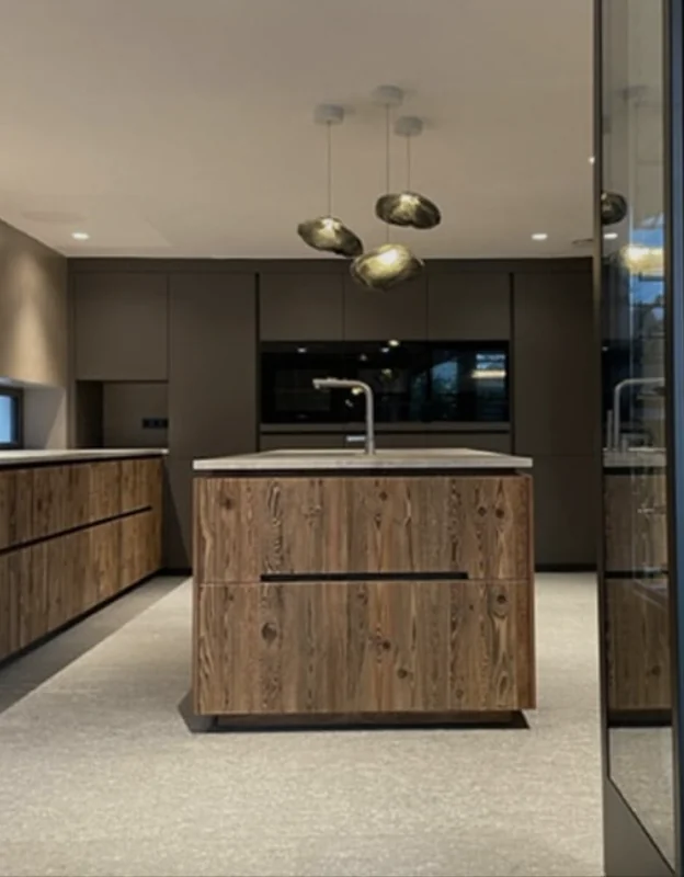 Cuisine moderne associant bois et surfaces minérales