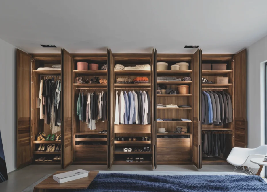 Dressing sur mesure en bois avec rangements intégrés