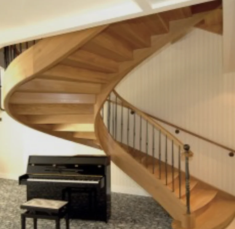 Escalier courbe en bois et rampe élégante