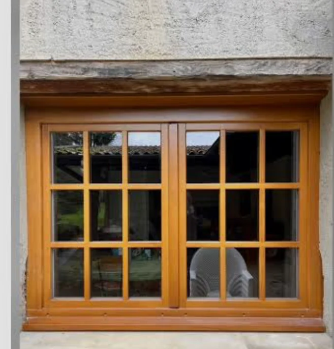 Fenêtre en bois rénovée, même façade