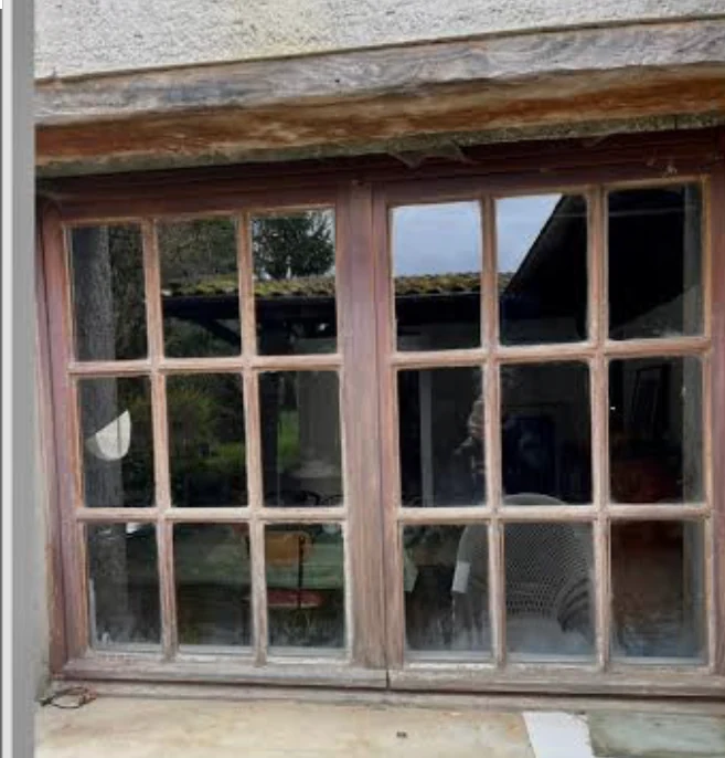 Fenêtre en bois avant rénovation, même façade
