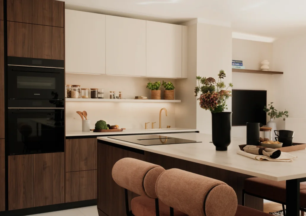 Cuisine contemporaine avec mobilier en bois, îlot central et finitions claires