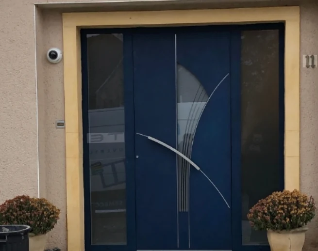Porte d’entrée bleue après remplacement