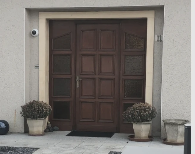 Même entrée avec l’ancienne porte en bois
