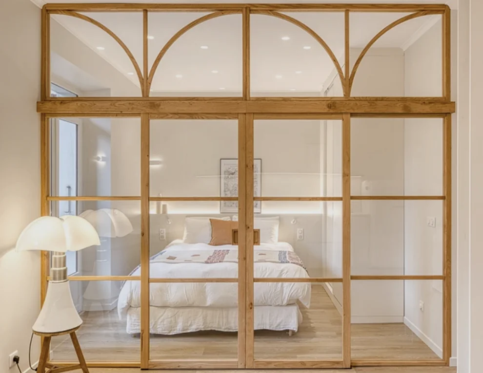 Verrière intérieure en bois avec traverses et portes vitrées